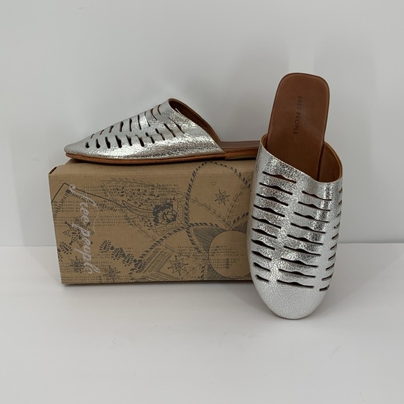 Free People Slice of Sun flat slide shoe mule silver metallic crinkle new 7.5 - Picture 1 of 7